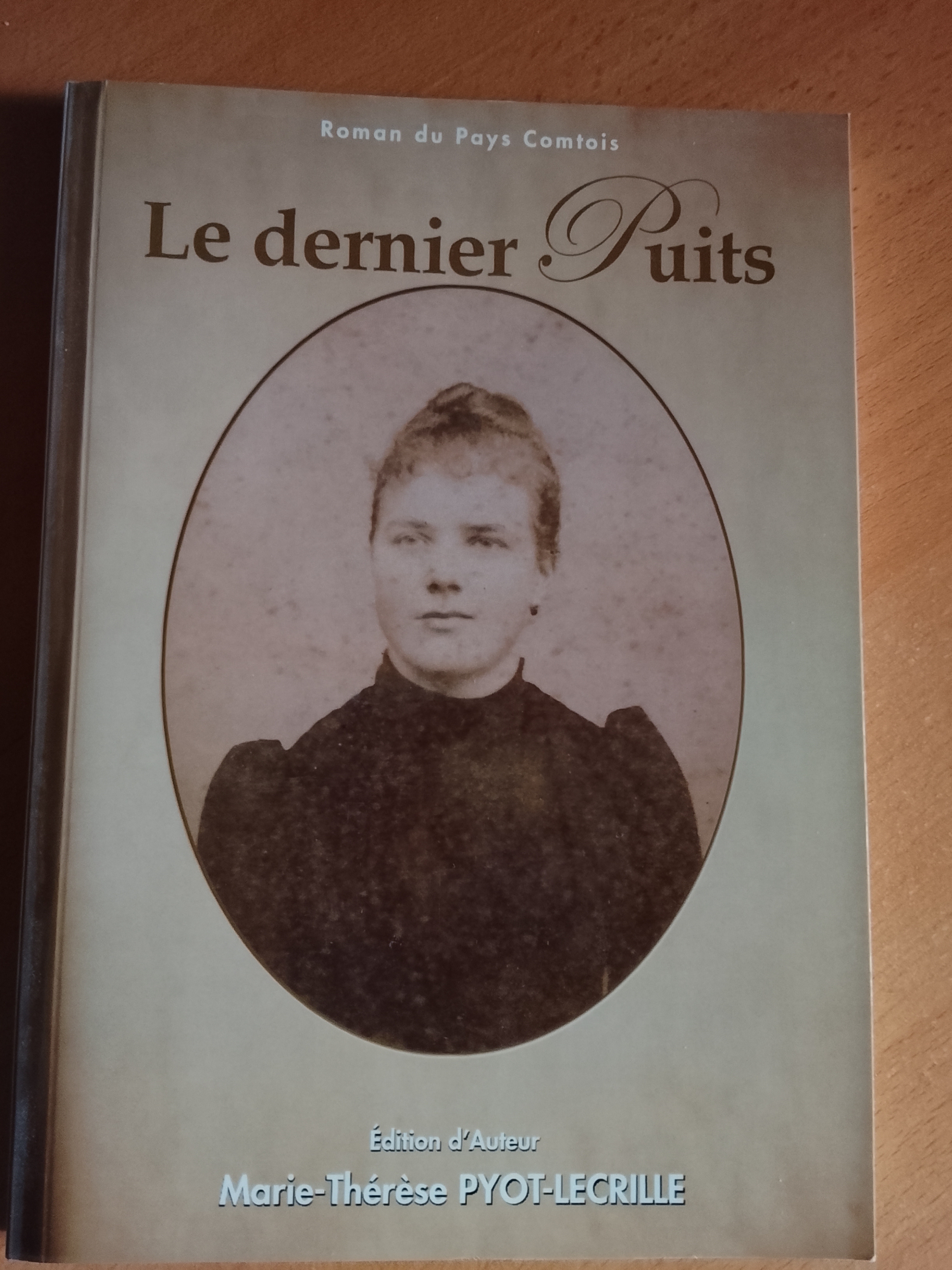 Le dernier Puits — couverture sépia, portrait ovale d'aïeule