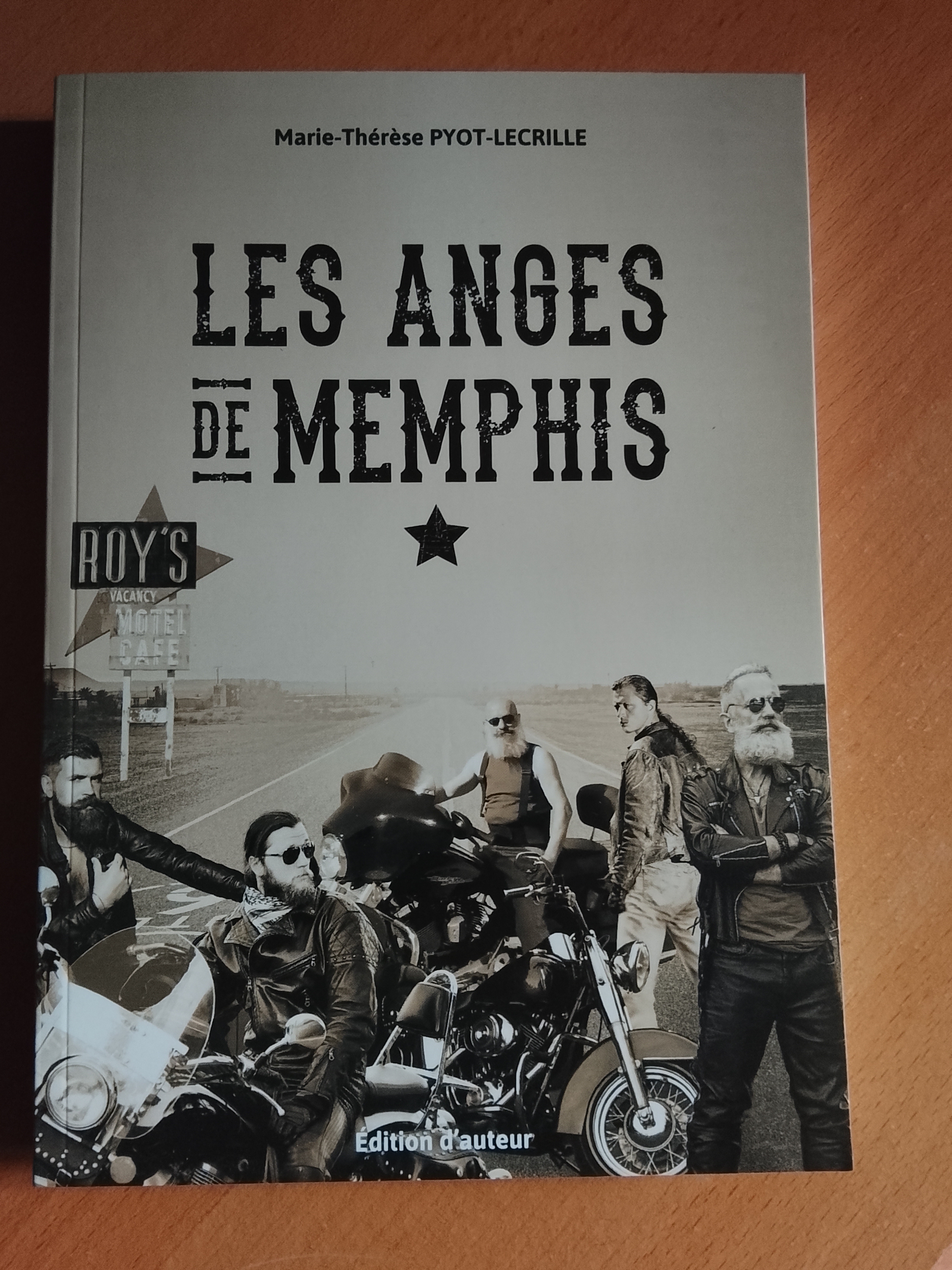 Les Anges de Memphis — couverture noir et blanc, motards sur la route 66