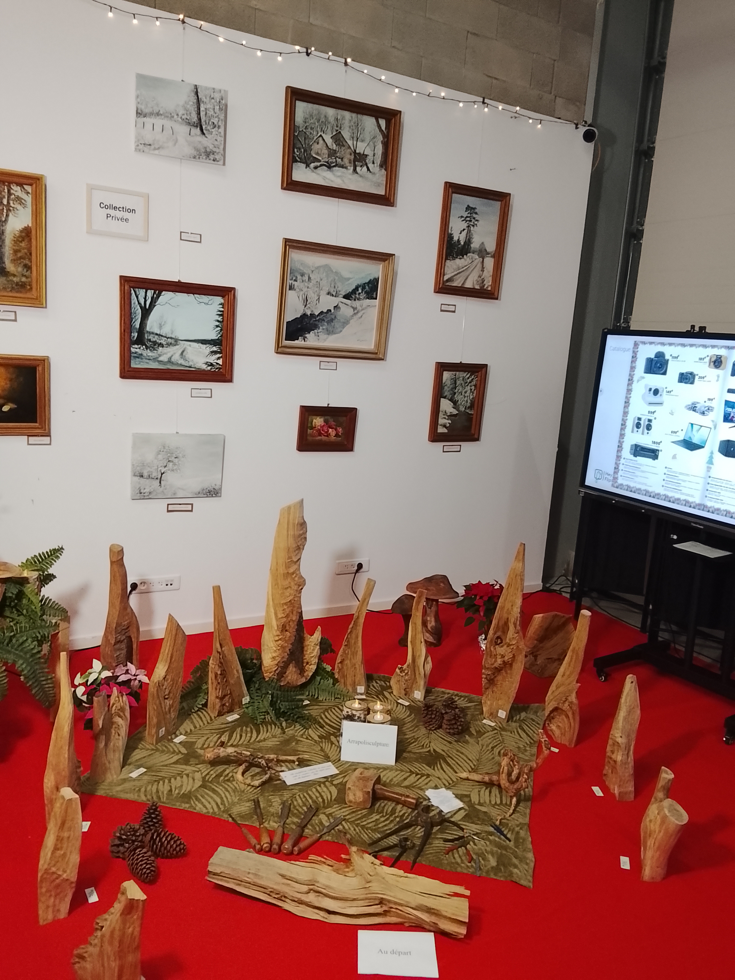 La Forêt levée — cercle d'arrapolisculptures dressées sur tapis de fougères, exposition Lorius décembre 2024